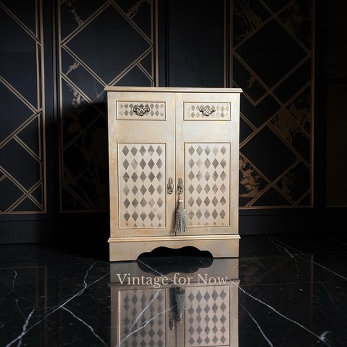 Gold drinks cabinet with - drinks,